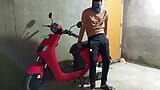 Shemale balla in scooter elettrico a casa sua e si fa scopare il culo dal suo ragazzo - bhojpuri Dance - voce hindi snapshot 5