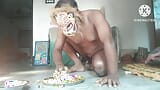 Voici LIONMAN, un Lion végétarien mange des légumes énormes. Thali. L’Indienne Pierce joue avec un homme du lion snapshot 4