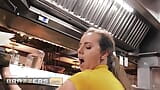 Keukenschatje Jessie Rogers voelt zich verveeld op het werk, dus serveert ze Scott een paar stiekeme anale seks - Brazzers snapshot 11