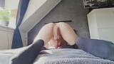 Sinh viên trơn tru lắc mông và bắn tinh trên máy ảnh snapshot 3