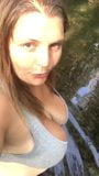 Mujer con tetas gigantes se mete en el agua y exprime leche snapshot 3