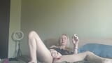 Einsame blonde schönheit hat eine lockdown-isolation, masturbation snapshot 1