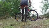 Maggie-Er-Bij с татуированной задницей на велосипеде в лесу snapshot 10