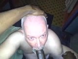 Opa lutscht schwarzen Schwanz und isst Sperma snapshot 9