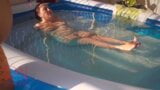 Espectáculo de coño bajo el agua. Sirena digitación masturbación Nena elegante y flexible, nadando bajo el agua en la piscina al aire libre. snapshot 14