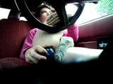 Sissy joue avec des godes et auto-facial dans la voiture snapshot 4