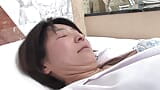 Cewek seksi Jepang masturbasi dengan vibrator, lalu naik snapshot 11