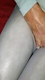 Un cd trans caresse le sperme sur ma grosse bite dans mon justaucorps en collants. snapshot 2