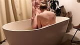 丰满的微胖少女在浴缸里被干 snapshot 3