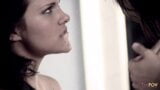 Ein sehr künstlerisches lesbisches Sexvideo mit zwei Brünetten, die in Schwarz und Weiß ficken snapshot 7