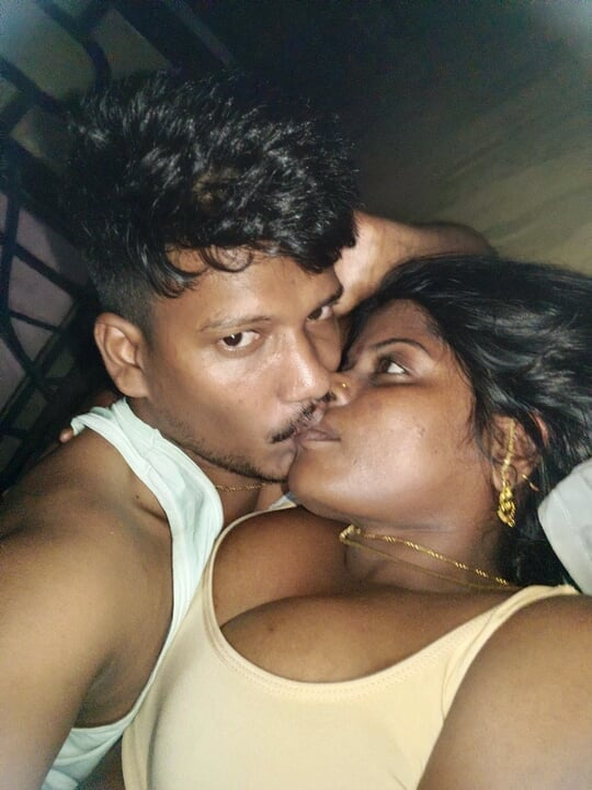 Une femme mariée indienne s’embrasse