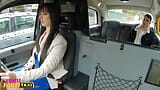 Weibliche falsche Taxi-Dame fickt ihren Beifahrer, während sie bei den Gottesdiensten wartet snapshot 4