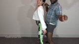 Шлифовальный танец в хорошеньких штанах для йоги в леггинсах snapshot 9