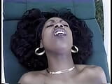 Nena negra caliente se desnuda y luego chupa una gran polla negra snapshot 13