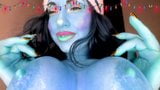 Smurfette bermain dengan payudara dan pantat biru raksasanya snapshot 1