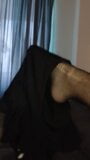 Latino jouant avec ses pieds (chaussettes transparentes) snapshot 2