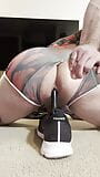 Bubble butt chub montando vibrador en spandex snapshot 15