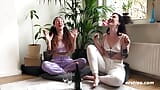 Ersties - seksi dame iz Holandije zajedno uživaju u lezbejskoj zabavi snapshot 16