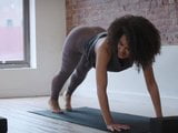 Nathalie Emmanuel seksi melakukan yoga snapshot 5