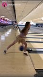 Stiefzus Lily Adams neukt pov op een openbare bowlingbaan snapshot 1