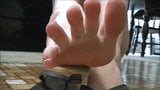 Поклоняйся моим красивым пальцам ног snapshot 4