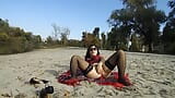 La sorellastra sexy expressiaGirl con grandi tette e culo si masturba sulla spiaggia snapshot 4