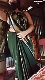 穿着纱丽的性感人妻。德西年轻的热 bhabi 显示一个自然色情。她在洗完澡后穿着绿色纱丽服，手淫展示胸部 snapshot 1