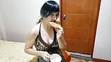 Сексуальная девушка пьет мочу в чашке во время поедания печенья snapshot 10
