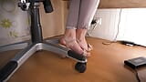 Under desk, adoration des pieds, taquinage snapshot 1