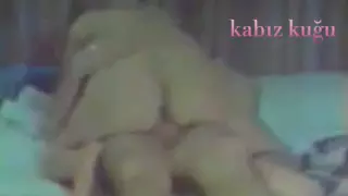 Porno boyalgan kiyimdagi qizlar