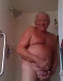 Lindo abuelo en el ducha snapshot 3