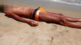 Oranje speedo pist op het strand snapshot 2