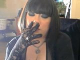 Tina Snua fume des mœurs dans des gants en dentelle - BBW fetish smoker snapshot 2