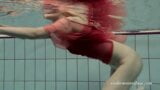 Katya Okuneva stript in haar rode lingerie onder water snapshot 10