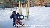 Un garçon manqué nu dans un manteau de fourrure se balance sur une balançoire en hiver snapshot 10