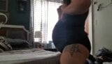 Hotwife enceinte broie sur le lit snapshot 2