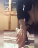 Une maîtresse iranienne enseigne le port du hijab (chaussettes en résille) snapshot 8