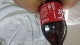 Maria Caldas masukkan satu lagi botol Coca-Cola yang mustahil dalam pantatnya! snapshot 3