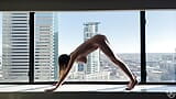 Yoga nudo: il sole saluta al mattino presto mentre legge erotica - yoga con il grigio snapshot 6