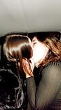 Belle Amore e April Bigass, beijando e tocando pela primeira vez no carro snapshot 2