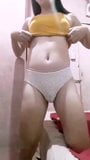 Fofa ladyboy masturbando snapshot 3