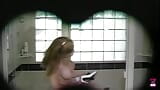 Seksowna blondynka z ogromnymi sztucznymi żonglami ogląda inną blondynkę z dużymi sztucznymi cyckami snapshot 3