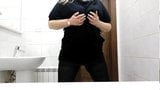 Increíble bbw - juego público en el baño snapshot 2