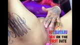 Menina tatuada brincando com sua buceta snapshot 8