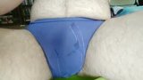 Pissen von blauen Bikini-Slips im Wohnzimmer. snapshot 1