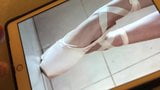 Idiota para menina chinesa que está usando sapatilhas de balé snapshot 12