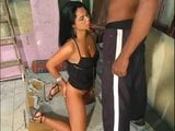 Brunette Brazil được phá vỡ trong những favela snapshot 6