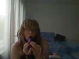 Une trans MILF excitée simule une pipe en jouant avec un vibromasseur devant une webcam snapshot 7