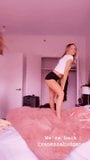 Vanessa Hudgens y joven amiga rubia bailando en una cama snapshot 1