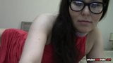 Nerdy babe speelt met haar sappige kut snapshot 3